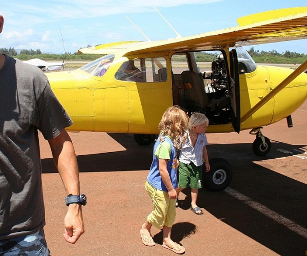 Paul's kids leaving the plane like pro's